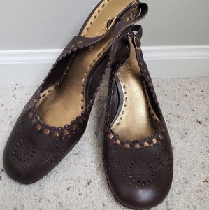 8.5 BCBG Brown Leather Wedges